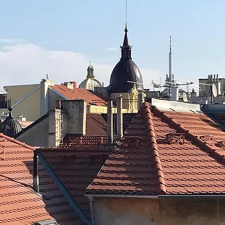 With A Terrace And Ac In The Center דירה